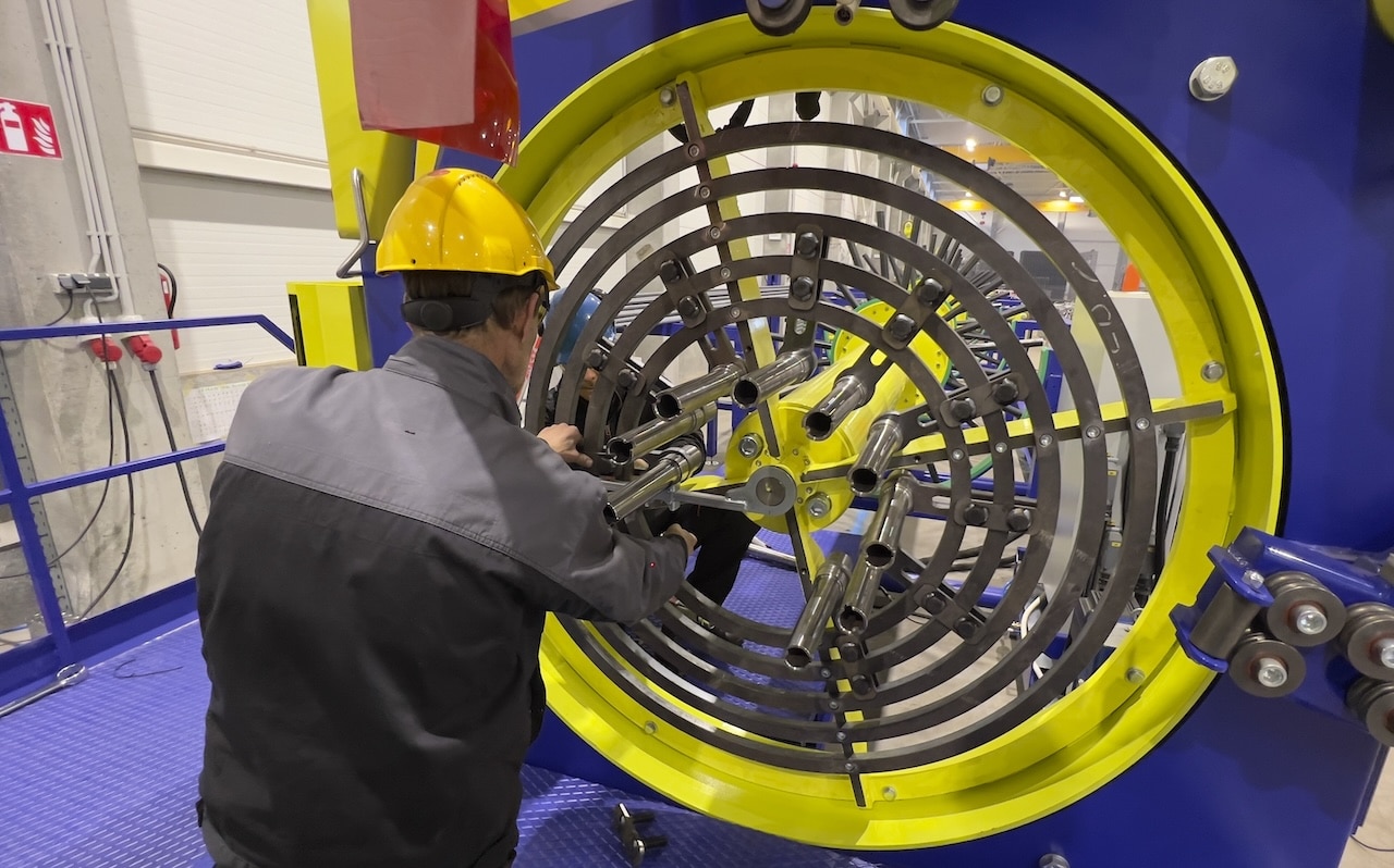Setup iniziale della macchina per gabbie di pali con posizionamento barre longitudinali e spirale